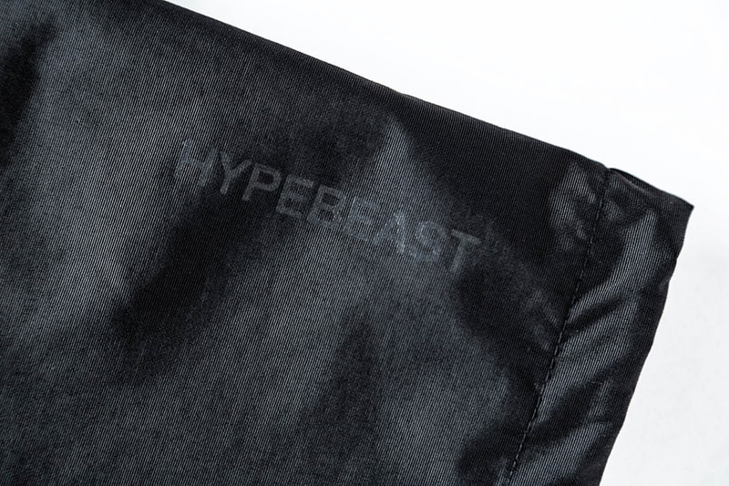 PLEASURES x HYPEBEAST コラボアイテムにクローズアップ