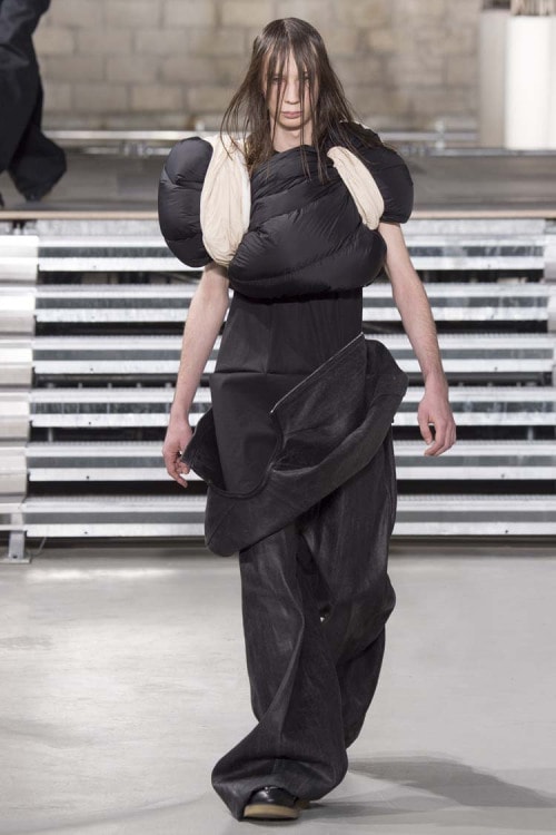 不可解な構造ながらも見る者を圧倒した Rick Owens の2017年秋冬コレクション