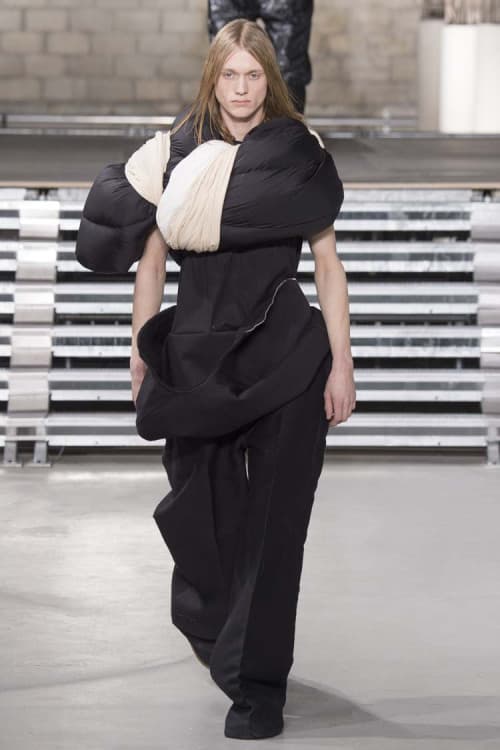 不可解な構造ながらも見る者を圧倒した Rick Owens の2017年秋冬コレクション