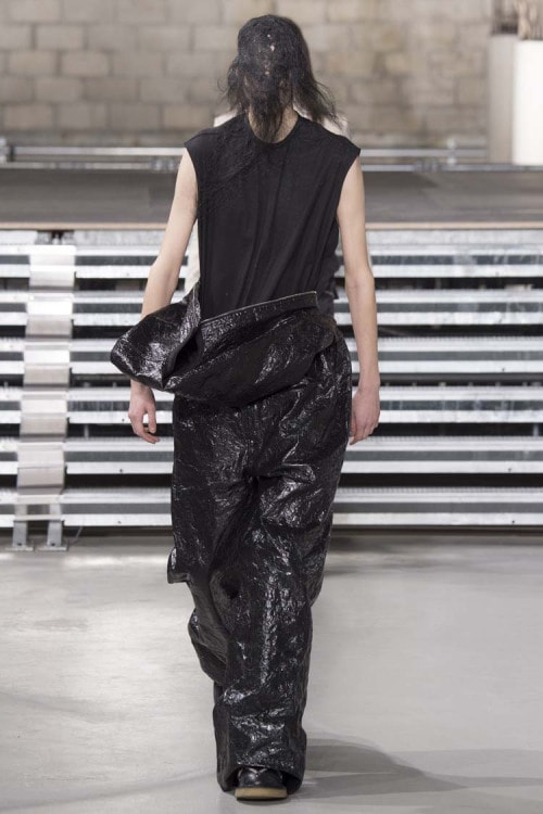 不可解な構造ながらも見る者を圧倒した Rick Owens の2017年秋冬コレクション