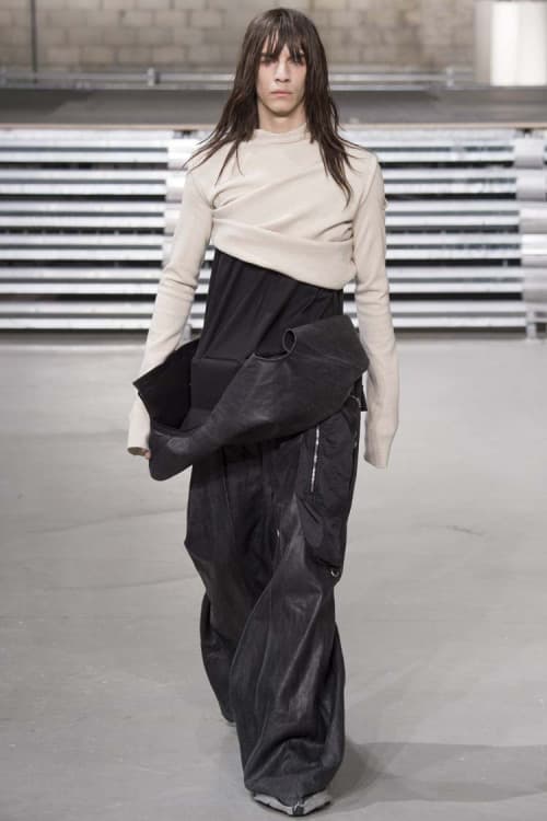 不可解な構造ながらも見る者を圧倒した Rick Owens の2017年秋冬コレクション