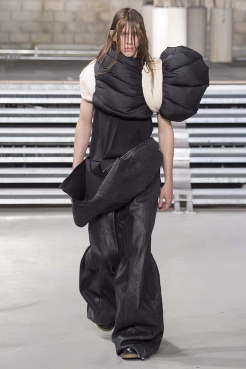 不可解な構造ながらも見る者を圧倒した Rick Owens の2017年秋冬コレクション