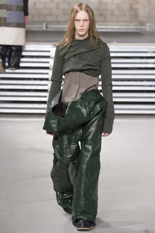 不可解な構造ながらも見る者を圧倒した Rick Owens の2017年秋冬コレクション