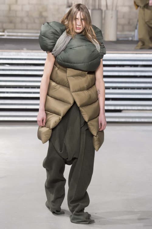 不可解な構造ながらも見る者を圧倒した Rick Owens の2017年秋冬コレクション