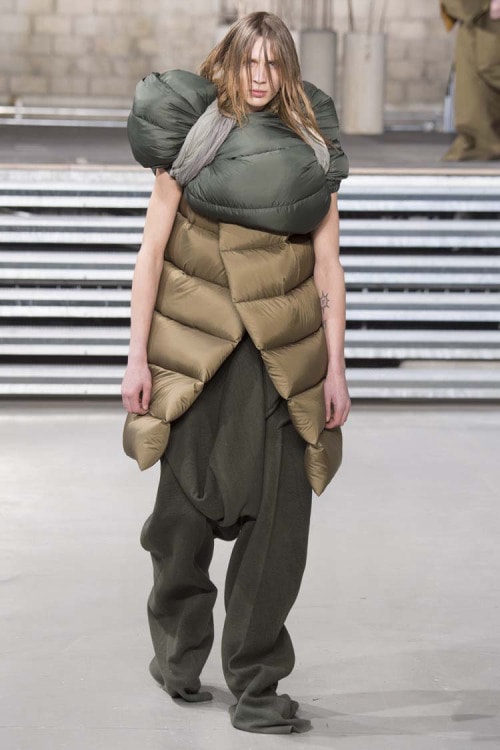 不可解な構造ながらも見る者を圧倒した Rick Owens の2017年秋冬コレクション