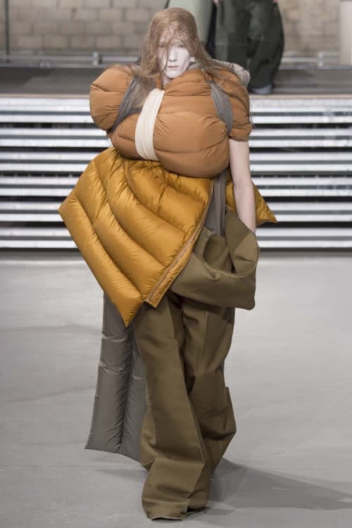 不可解な構造ながらも見る者を圧倒した Rick Owens の2017年秋冬コレクション