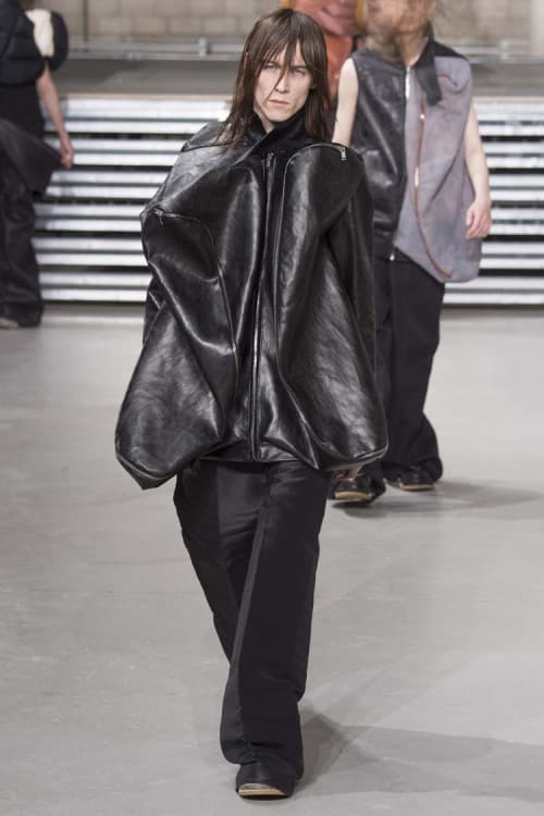 不可解な構造ながらも見る者を圧倒した Rick Owens の2017年秋冬コレクション