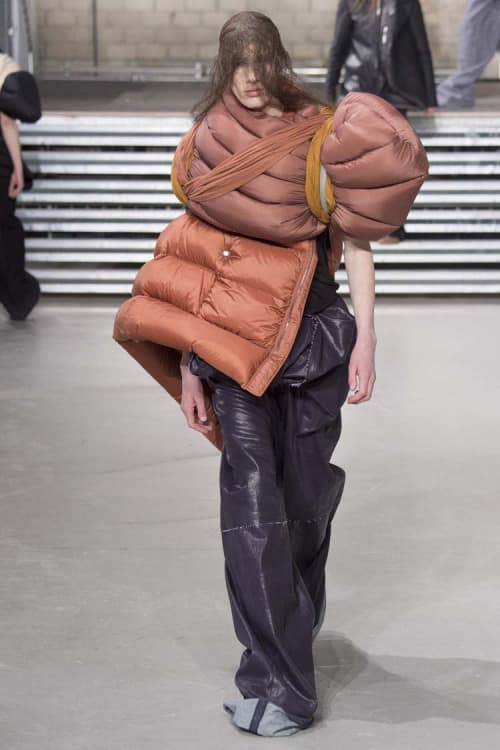 不可解な構造ながらも見る者を圧倒した Rick Owens の2017年秋冬コレクション