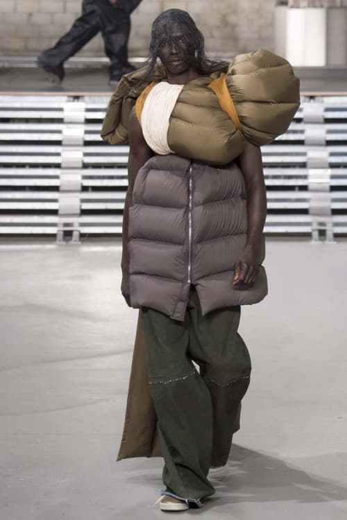 不可解な構造ながらも見る者を圧倒した Rick Owens の2017年秋冬コレクション
