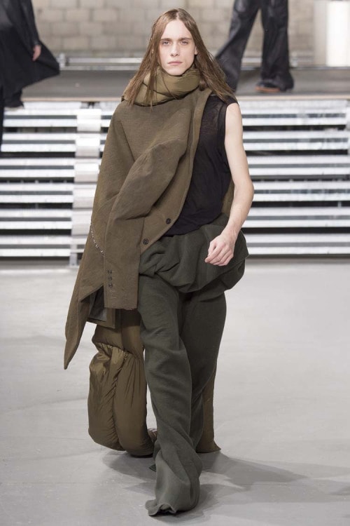 不可解な構造ながらも見る者を圧倒した Rick Owens の2017年秋冬コレクション