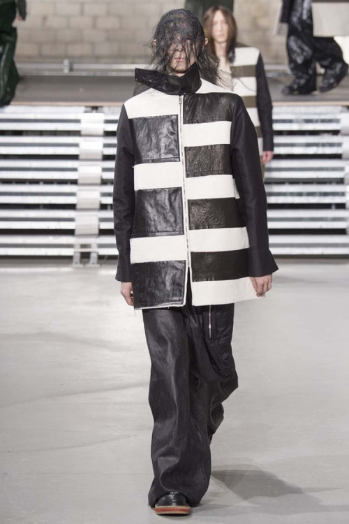 不可解な構造ながらも見る者を圧倒した Rick Owens の2017年秋冬コレクション