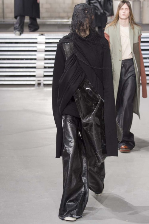 不可解な構造ながらも見る者を圧倒した Rick Owens の2017年秋冬コレクション