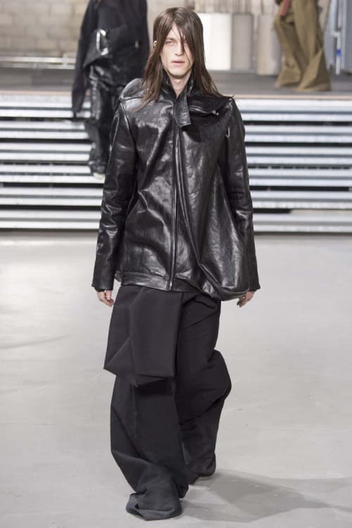 不可解な構造ながらも見る者を圧倒した Rick Owens の2017年秋冬コレクション