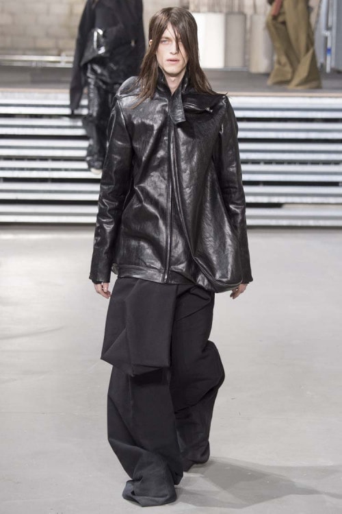 不可解な構造ながらも見る者を圧倒した Rick Owens の2017年秋冬コレクション