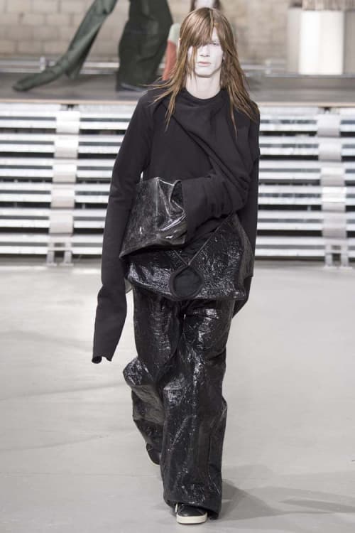 不可解な構造ながらも見る者を圧倒した Rick Owens の2017年秋冬コレクション