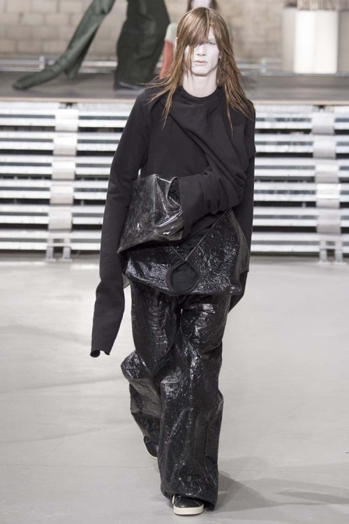 不可解な構造ながらも見る者を圧倒した Rick Owens の2017年秋冬コレクション