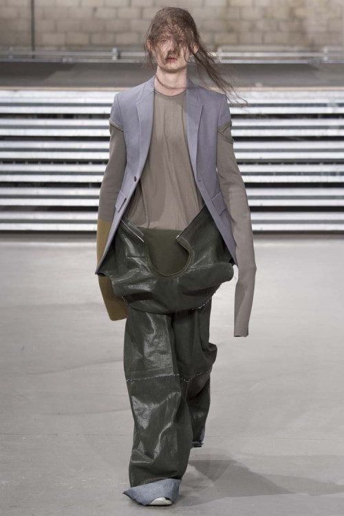 不可解な構造ながらも見る者を圧倒した Rick Owens の2017年秋冬コレクション