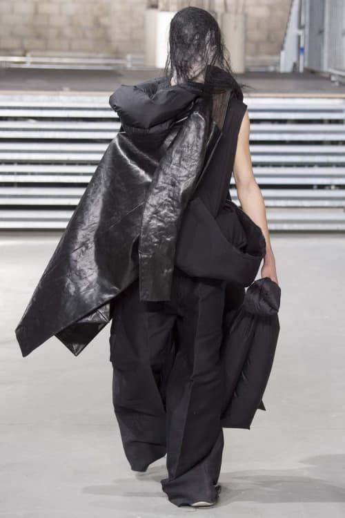 不可解な構造ながらも見る者を圧倒した Rick Owens の2017年秋冬コレクション