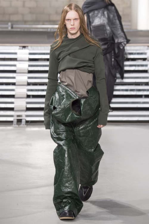 不可解な構造ながらも見る者を圧倒した Rick Owens の2017年秋冬コレクション