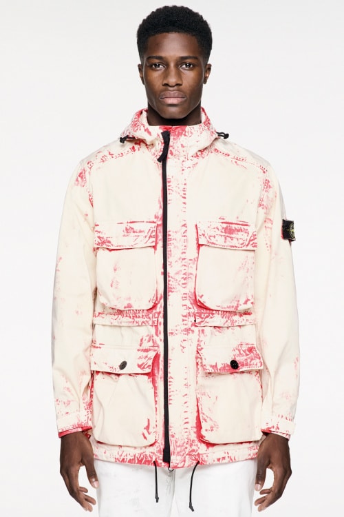 手作業でブリーチを施した Stone Island の新作アイテムにクローズアップ