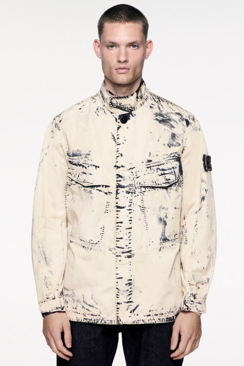 手作業でブリーチを施した Stone Island の新作アイテムにクローズアップ