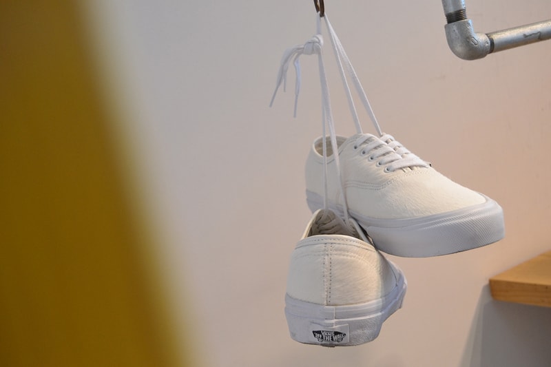 UPDATE: Vans と UNIVERSAL PRODUCTS がハラコレザーを採用した Authentic をリリース