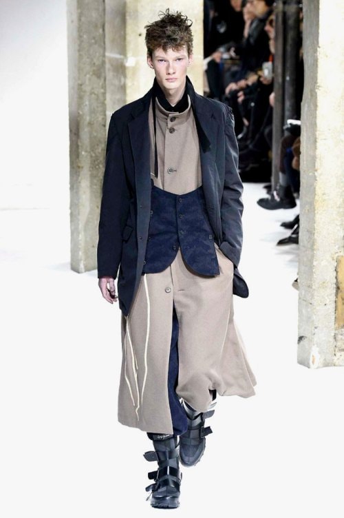 力強さと芸術性が共存する Yohji Yamamoto の2017年秋冬コレクション