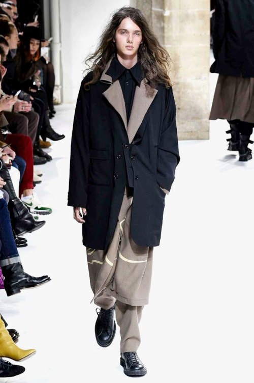 力強さと芸術性が共存する Yohji Yamamoto の2017年秋冬コレクション