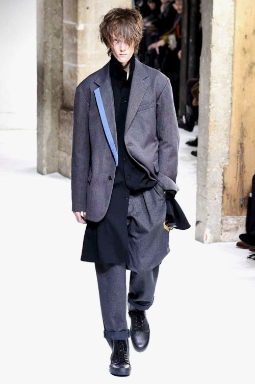 力強さと芸術性が共存する Yohji Yamamoto の2017年秋冬コレクション