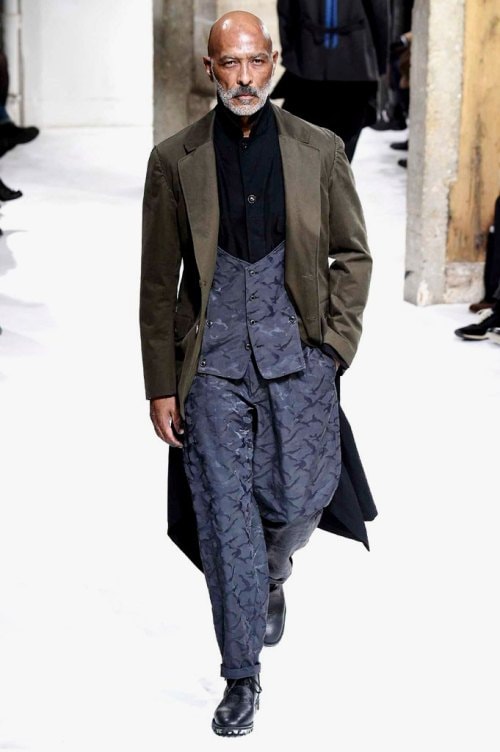 力強さと芸術性が共存する Yohji Yamamoto の2017年秋冬コレクション