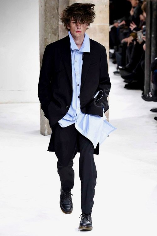 力強さと芸術性が共存する Yohji Yamamoto の2017年秋冬コレクション