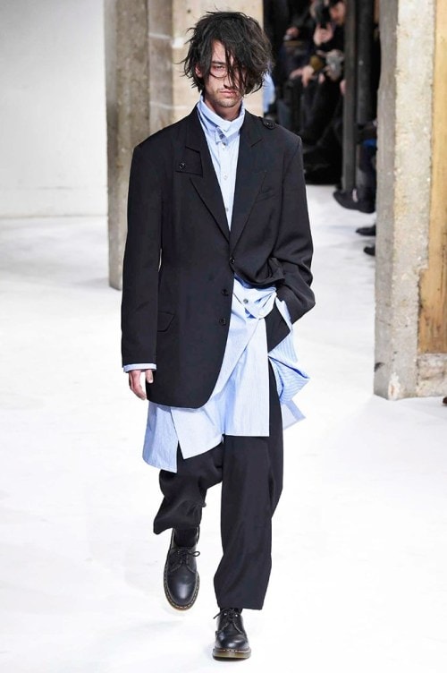 力強さと芸術性が共存する Yohji Yamamoto の2017年秋冬コレクション