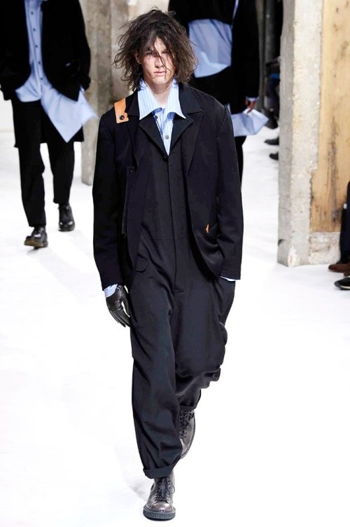 力強さと芸術性が共存する Yohji Yamamoto の2017年秋冬コレクション