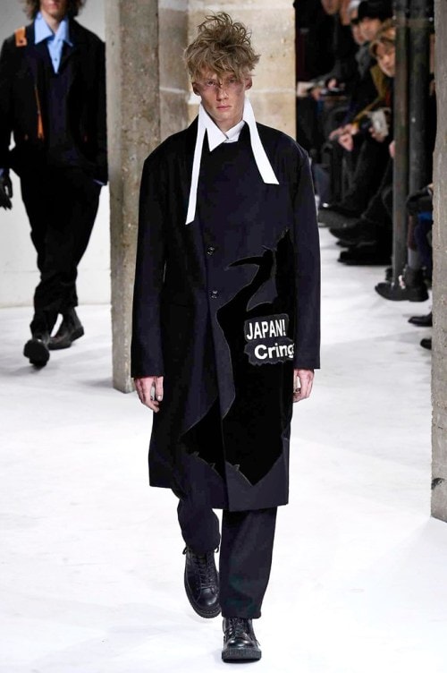 力強さと芸術性が共存する Yohji Yamamoto の2017年秋冬コレクション