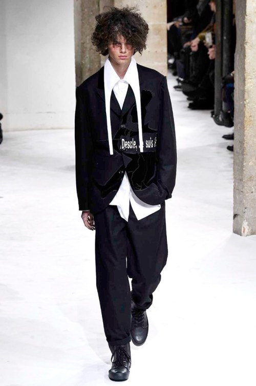 力強さと芸術性が共存する Yohji Yamamoto の2017年秋冬コレクション