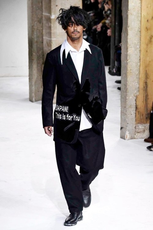 力強さと芸術性が共存する Yohji Yamamoto の2017年秋冬コレクション
