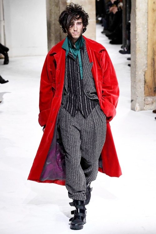 力強さと芸術性が共存する Yohji Yamamoto の2017年秋冬コレクション