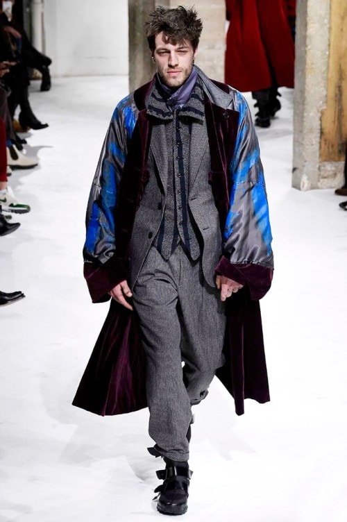 力強さと芸術性が共存する Yohji Yamamoto の2017年秋冬コレクション