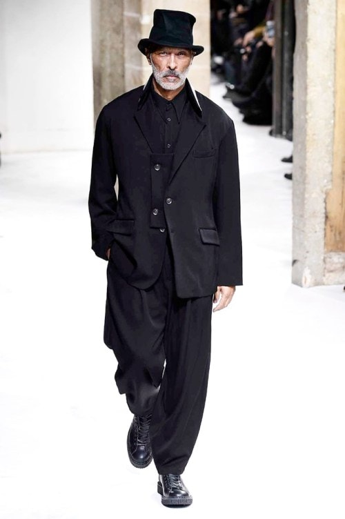 力強さと芸術性が共存する Yohji Yamamoto の2017年秋冬コレクション
