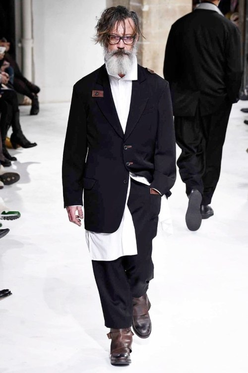 力強さと芸術性が共存する Yohji Yamamoto の2017年秋冬コレクション