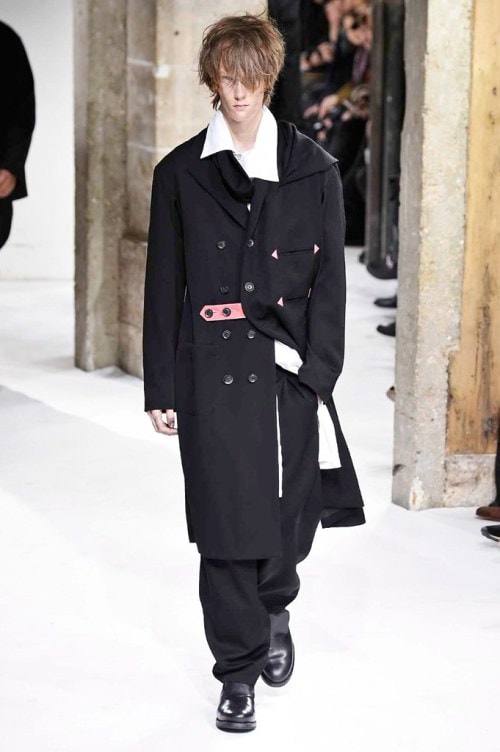 力強さと芸術性が共存する Yohji Yamamoto の2017年秋冬コレクション