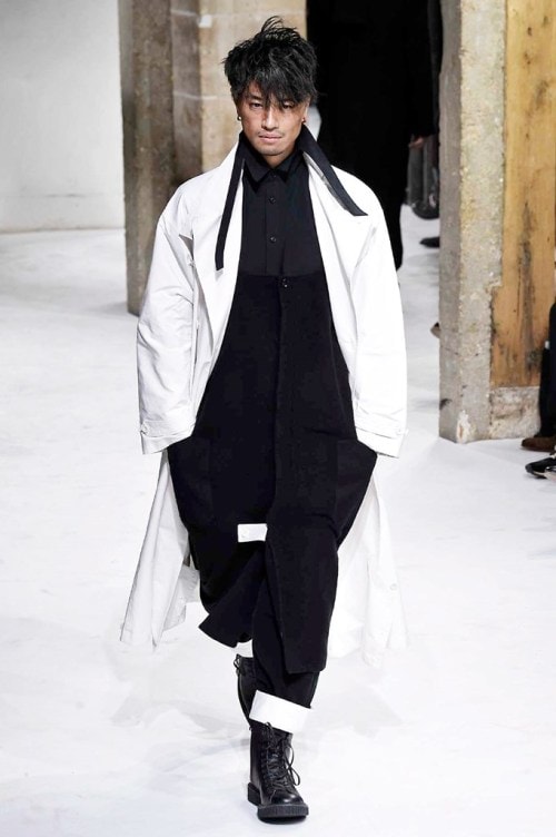 力強さと芸術性が共存する Yohji Yamamoto の2017年秋冬コレクション