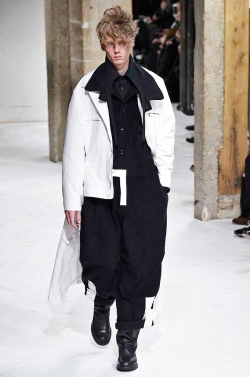 力強さと芸術性が共存する Yohji Yamamoto の2017年秋冬コレクション