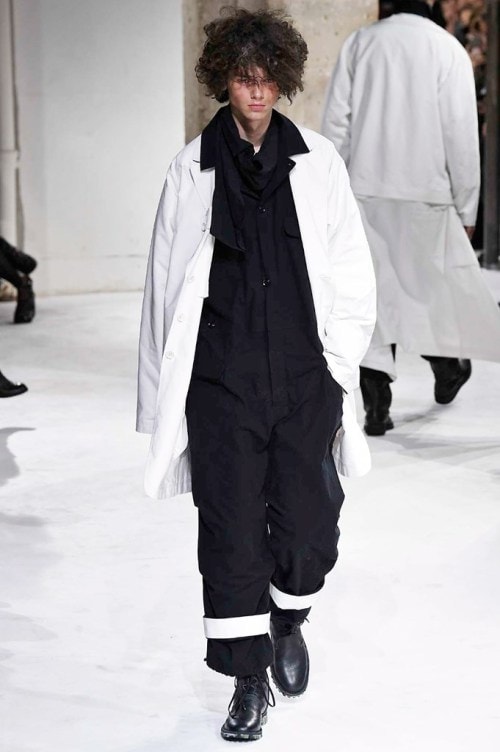 力強さと芸術性が共存する Yohji Yamamoto の2017年秋冬コレクション