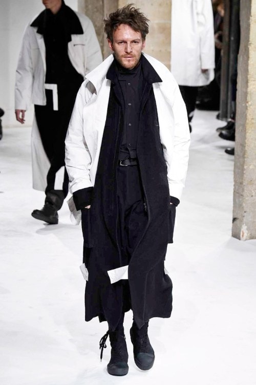 力強さと芸術性が共存する Yohji Yamamoto の2017年秋冬コレクション