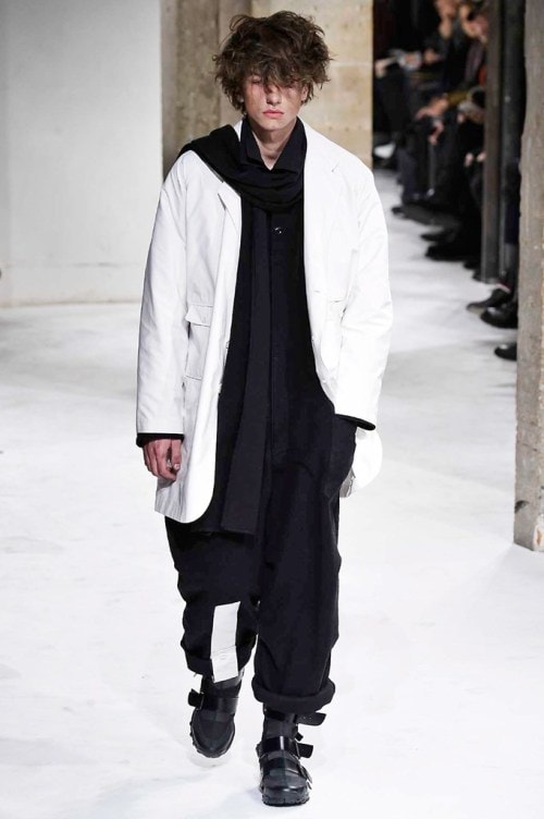 力強さと芸術性が共存する Yohji Yamamoto の2017年秋冬コレクション