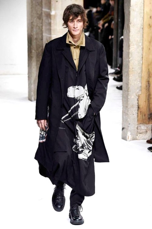 力強さと芸術性が共存する Yohji Yamamoto の2017年秋冬コレクション