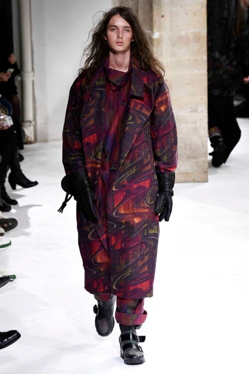 力強さと芸術性が共存する Yohji Yamamoto の2017年秋冬コレクション