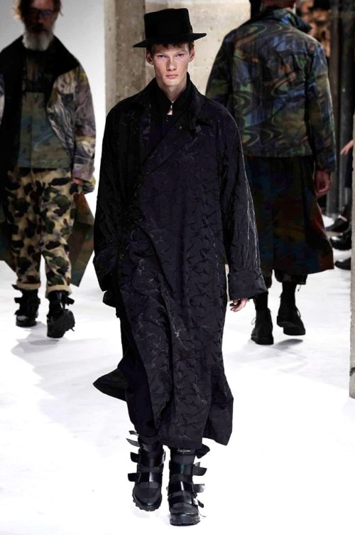 力強さと芸術性が共存する Yohji Yamamoto の2017年秋冬コレクション