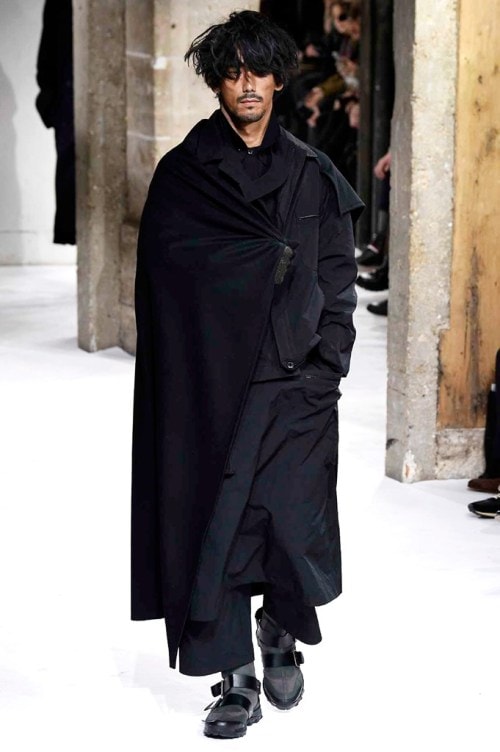 力強さと芸術性が共存する Yohji Yamamoto の2017年秋冬コレクション